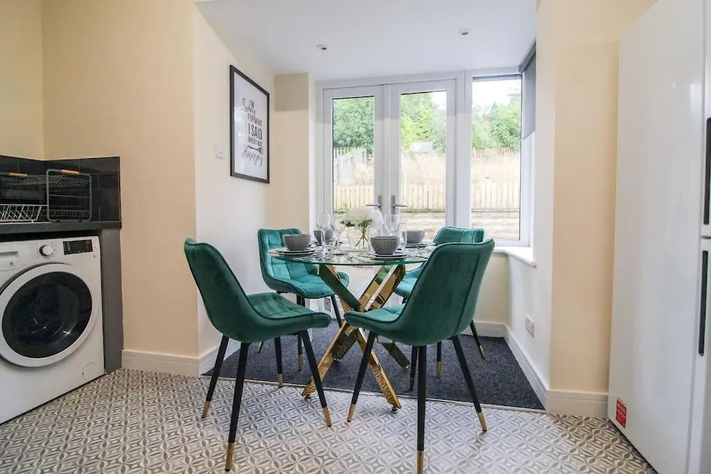 Modern 3 Bed, Contractors Welcome, Bradford United Kingdom