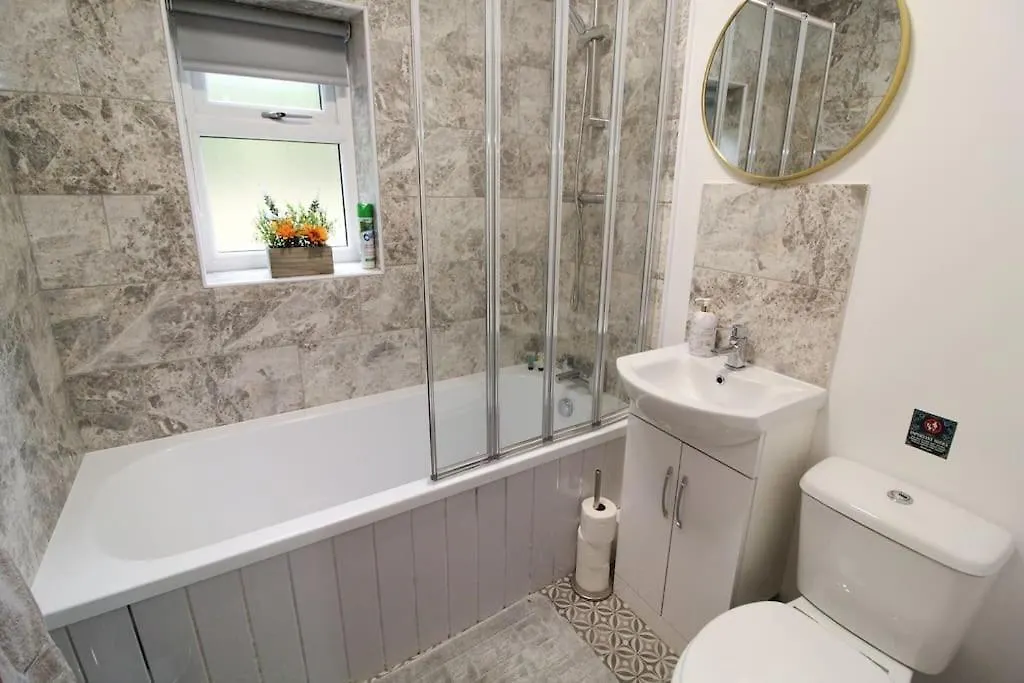 Modern 3 Bed, Contractors Welcome, Bradford Holiday home