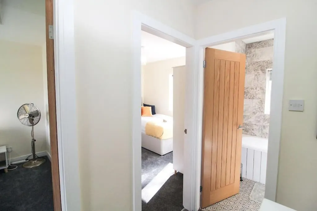 Modern 3 Bed, Contractors Welcome, Bradford Holiday home