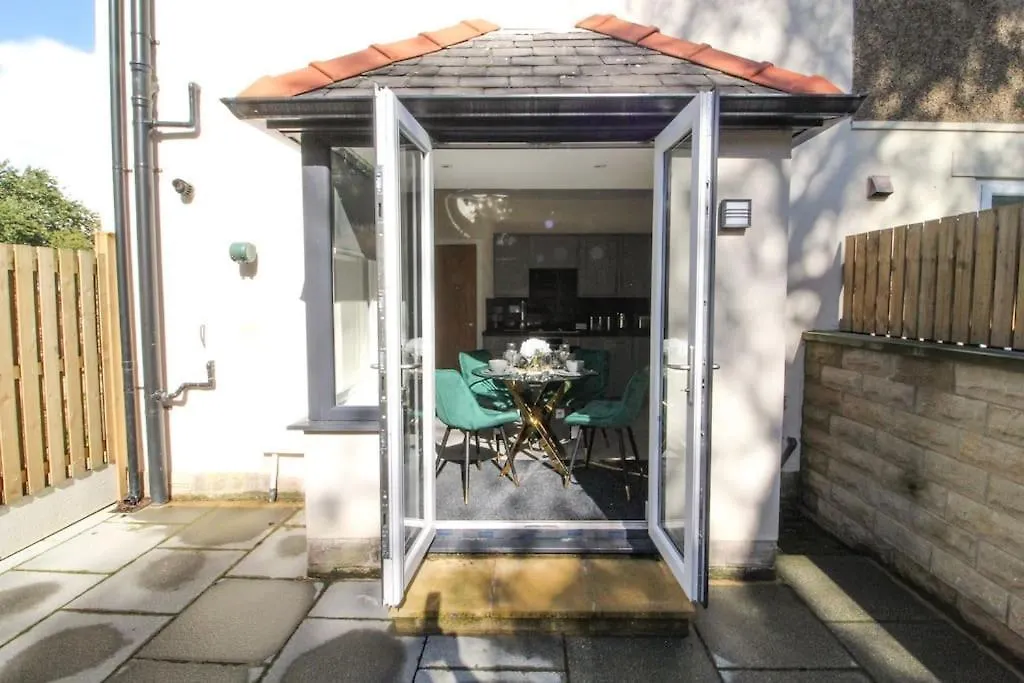 Modern 3 Bed, Contractors Welcome, Bradford 0*, Bradford (West Yorkshire)