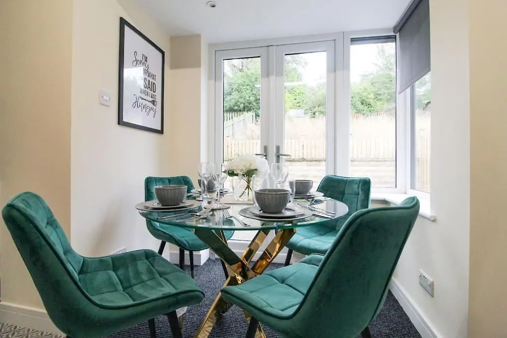 Holiday home Modern 3 Bed, Contractors Welcome, Bradford