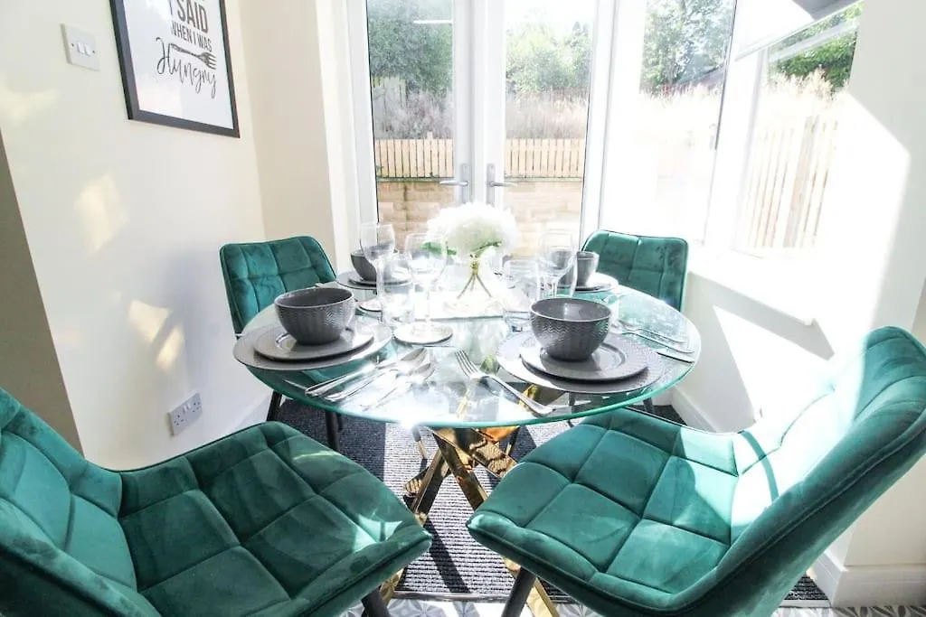 Holiday home Modern 3 Bed, Contractors Welcome, Bradford