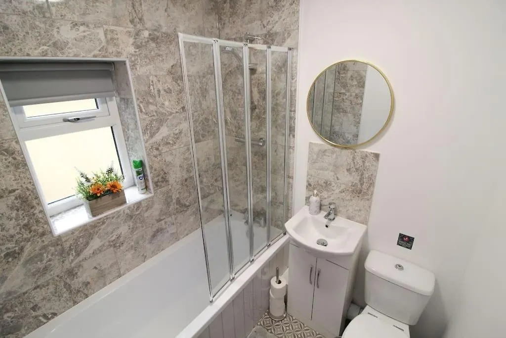 Modern 3 Bed, Contractors Welcome, Bradford