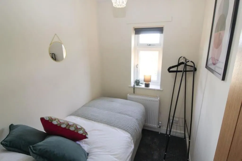 Modern 3 Bed, Contractors Welcome, Bradford Holiday home