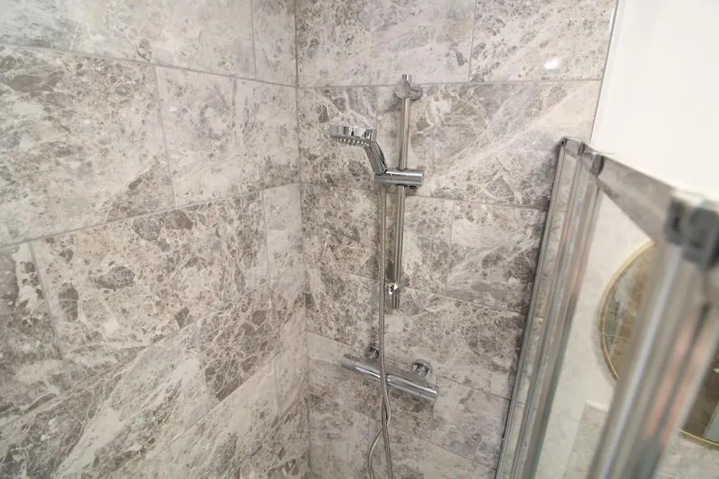 Modern 3 Bed, Contractors Welcome, Bradford