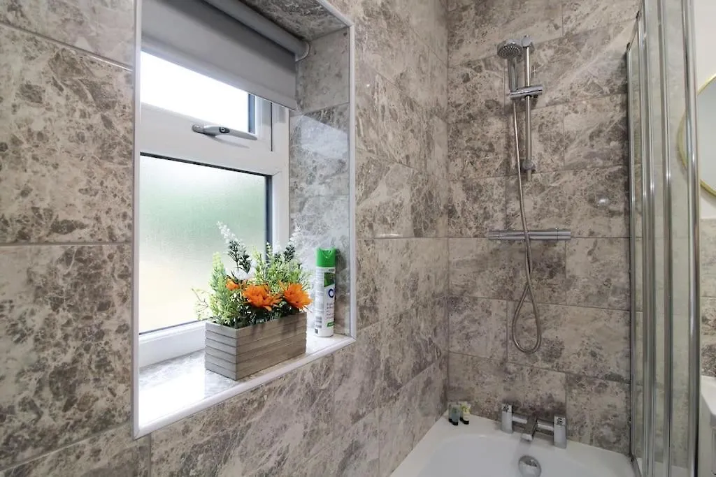 Modern 3 Bed, Contractors Welcome, Bradford 0*, Bradford (West Yorkshire)